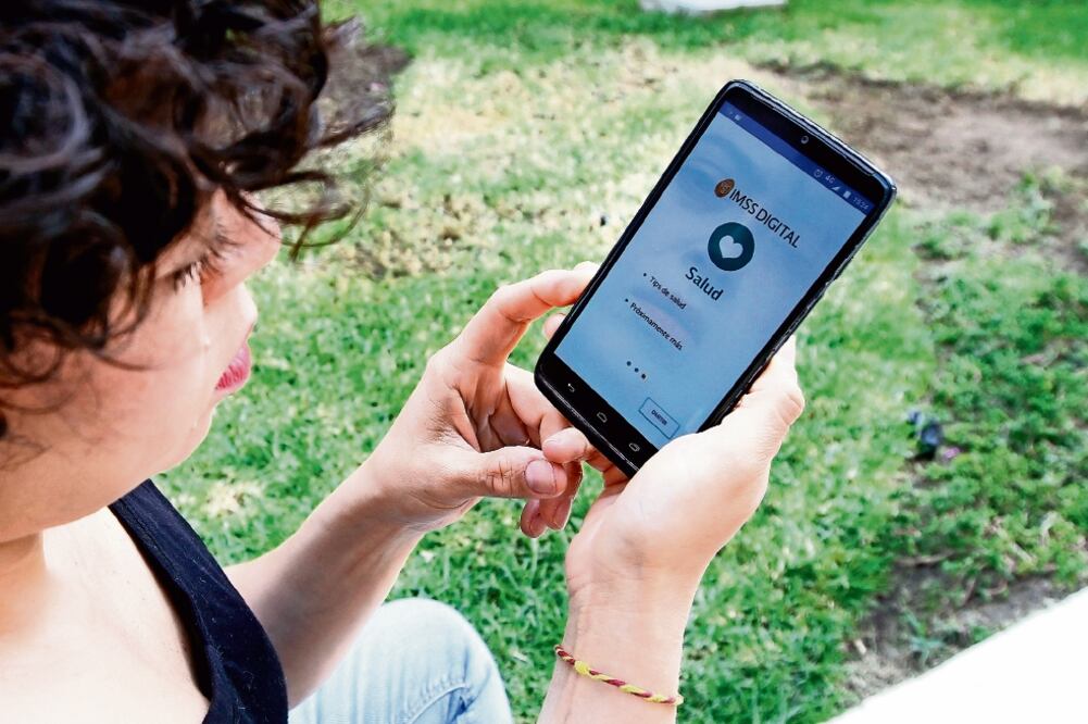 Con la aplicación en línea, los ciudadanos certifican su derecho al retiro por desempleo, contratan seguros voluntarios y se incorporan de manera voluntaria al IMSS. (CORTESÍA)