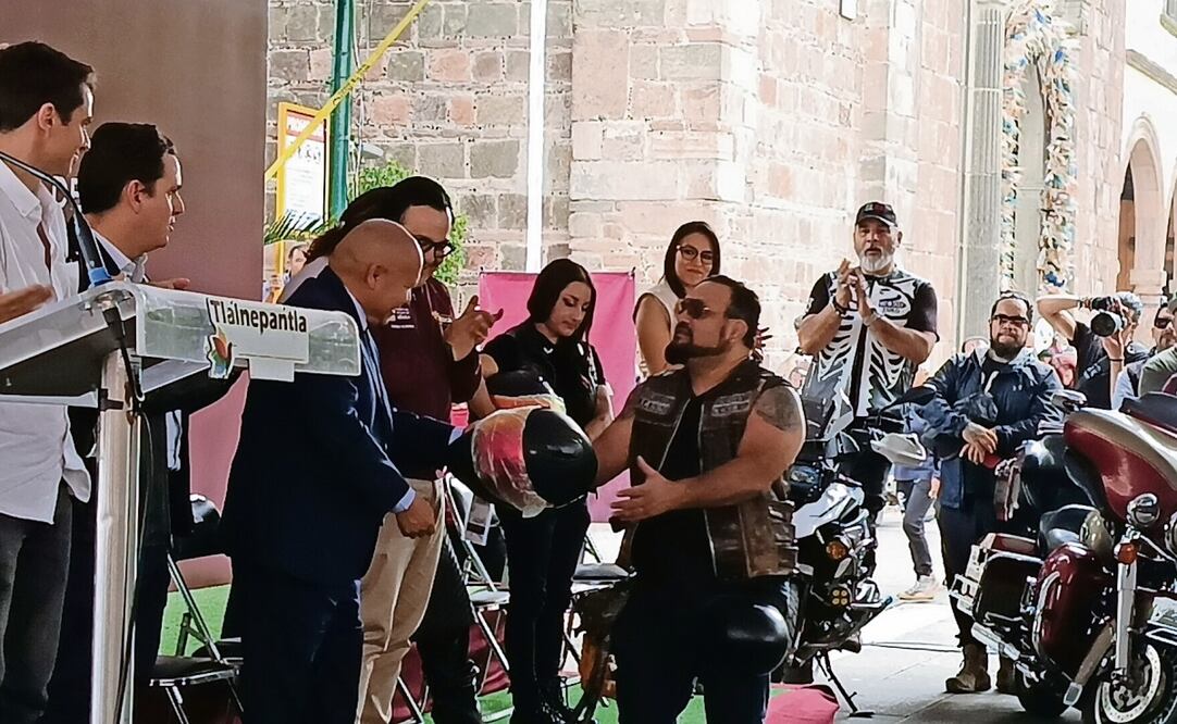 El secretario de Movilidad en el Edomex, Daniel Sibaja, entregó cascos certificados a bikers en Tlalnepantla. Foto: Gisela González Granados / EL UNIVERSAL