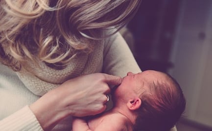 Por falta de apoyo de empresas y políticas públicas, porcentaje de lactancia materna es de apenas 34% en México