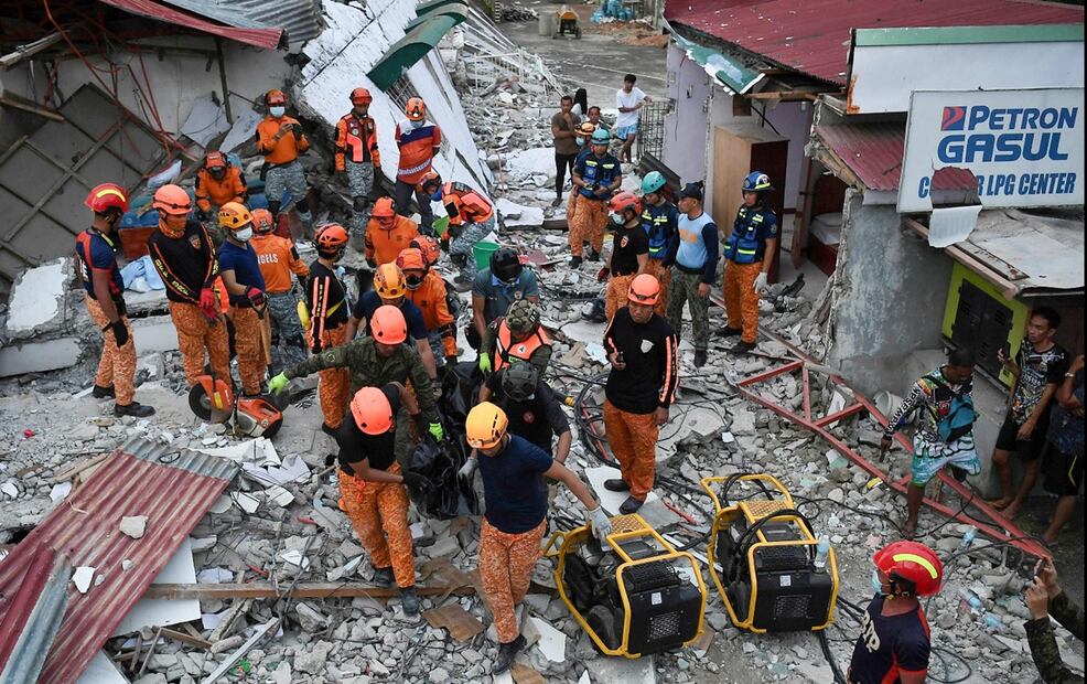 Rescatistas retiran escombros durante las operaciones de búsqueda y rescate en la ciudad de Bogo, el 1 de octubre de 2025, tras un terremoto de magnitud 6.9 que azotó la costa central de Filipinas ayer martes 30 de septiembre. Foto: AFP