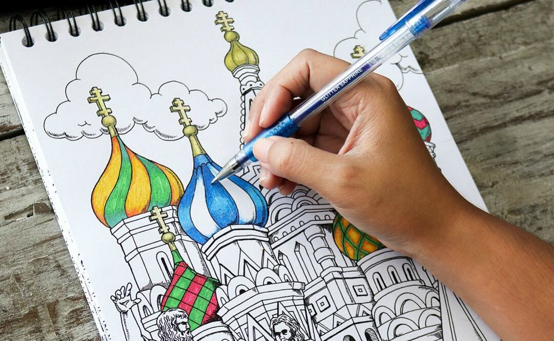 El libro para colorear Around the World in 50 pages está encuadernado para que lo puedas transportar. Foto: Amazon