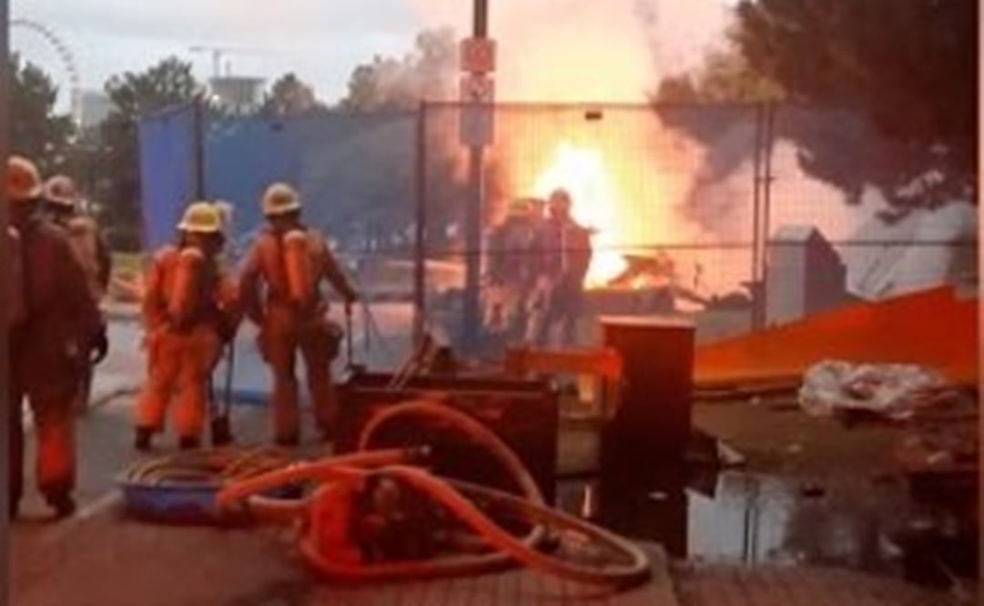 La avioneta se incendió tras el desplome y cayó cerca de una feria. Foto: Twitter @mpriyanshu1982