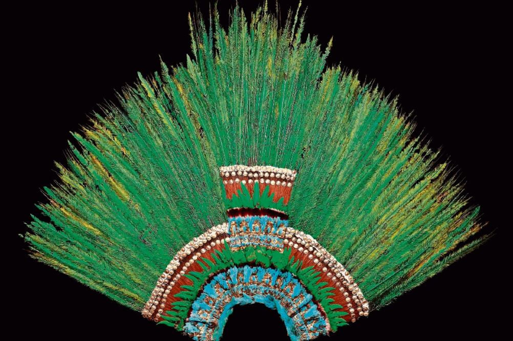 El tocado de plumas de quetzal, con un altura superior cercana a los dos metros, actualmente se encuentra guardado en el Museo de Viena, tratando de evitar más su deterioro (ARCHIVO EL UNIVERSAL)