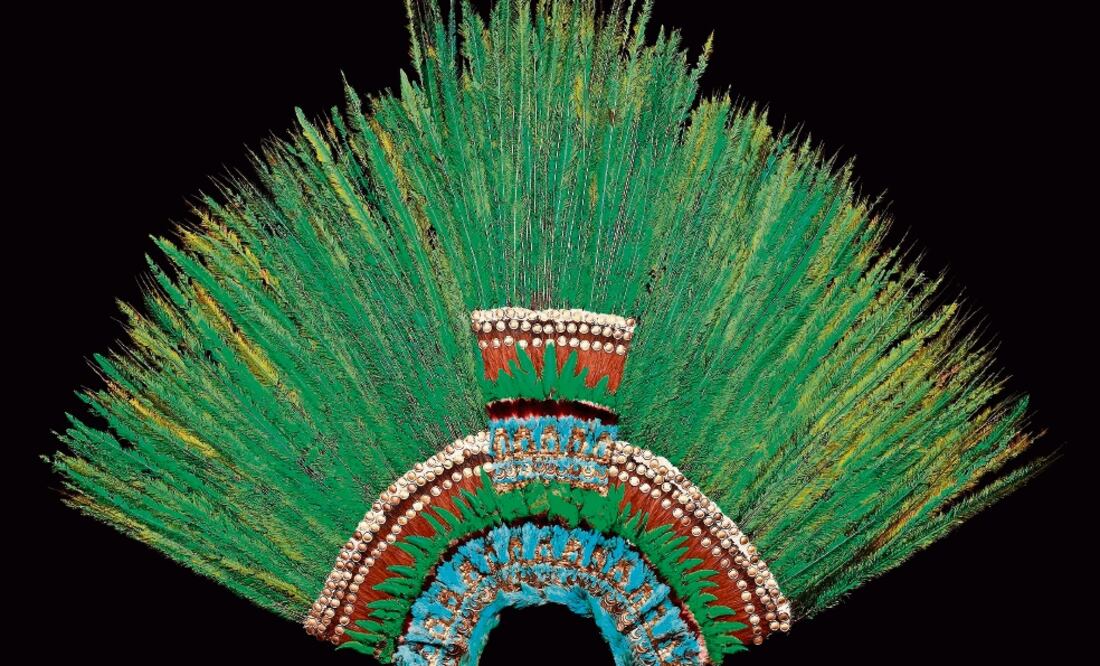 El tocado de plumas de quetzal, con un altura superior cercana a los dos metros, actualmente se encuentra guardado en el Museo de Viena, tratando de evitar más su deterioro (ARCHIVO EL UNIVERSAL)