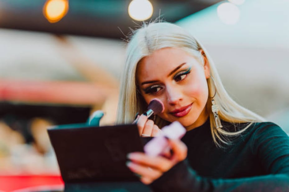 El maquillaje en crema con maquillaje  polvo y fijador, son los mejores trucos para una mayor duración. Foto: Unsplash