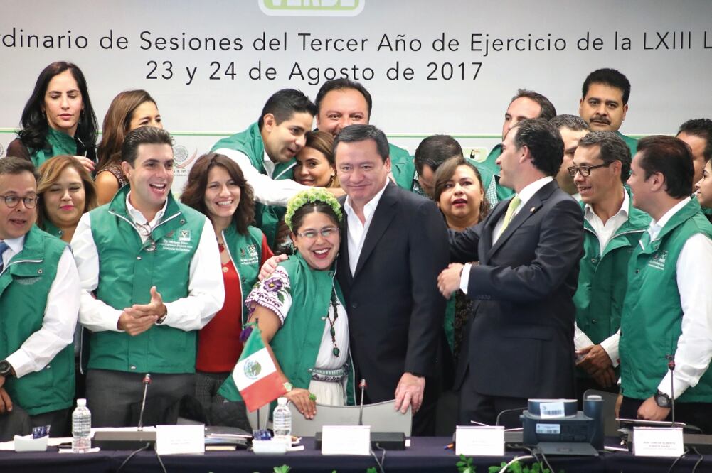 El titular de la Segob, Miguel Ángel Osorio Chong, fue el invitado central en la plenaria de los legisladores del PVEM, a quienes dijo que urge profesionalizar y preparar a las policías del país (ARIEL OJEDA. EL UNIVERSA)
