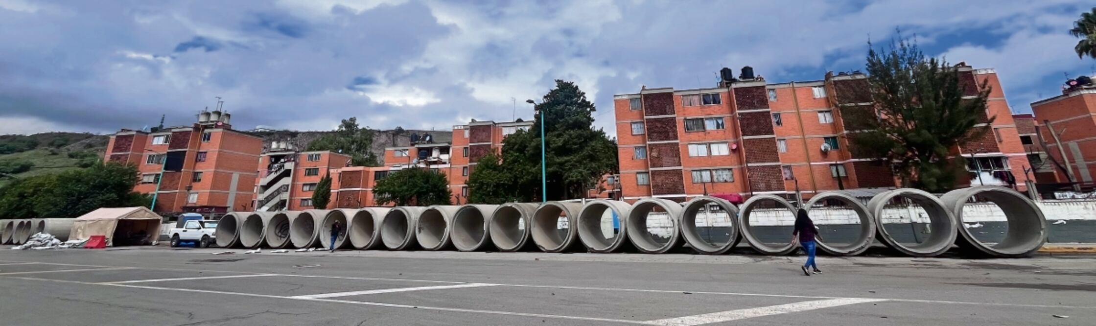 Sobre la avenida 13 de Septiembre están abandonados 28 tubos de concreto desde hace casi dos años. Foto: de Arturo Contreras. El Universal