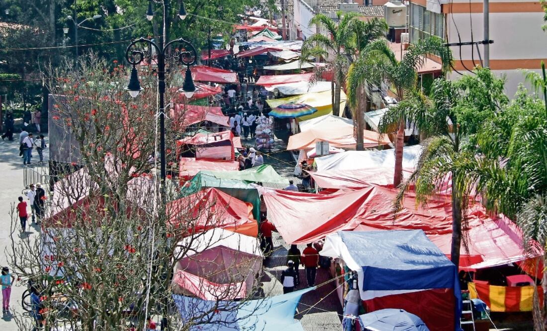 Comerciantes en vía pública llegan a dar hasta 2 mil pesos al mes de cuotas a los líderes, por seguridad y otros “servicios”. (CARLOS MEJÍA. EL UNIVERSAL)