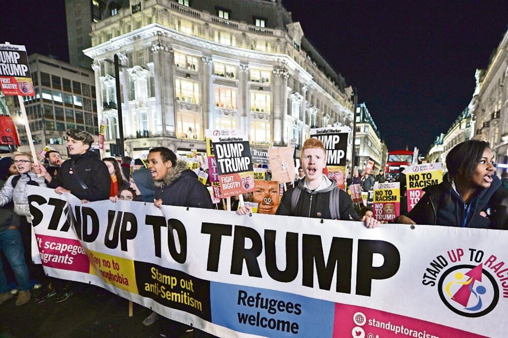 Británicos protestaron ayer contra el presidente estadounidense Donald Trump, en el centro de Londres (DOMINIC LIPINSKI. AP)