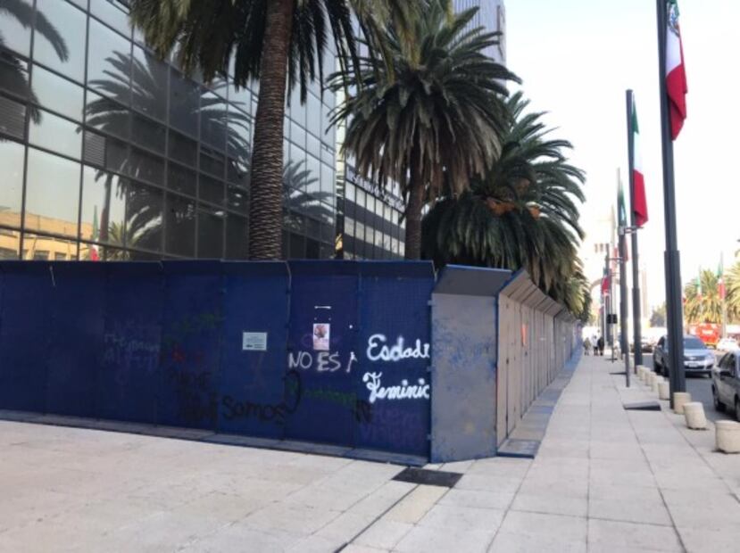 Resguardan con vallas metálicas monumentos del Centro Histórico por marcha del Día de la Mujer