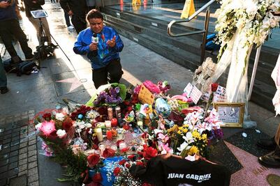 Flores, rancheras y lágrimas para Juan Gabriel en Hollywood