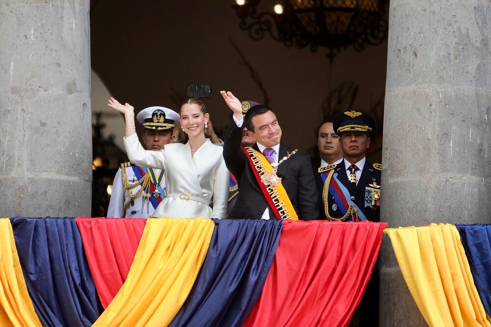 El presidente de Ecuador, Daniel Noboa, saluda junto a su esposa Lavinia Valbonesi desde un balcón del Palacio de Carondelet tras ser investido como presidente de Ecuador este sábado, en Quito. Foto: EFE