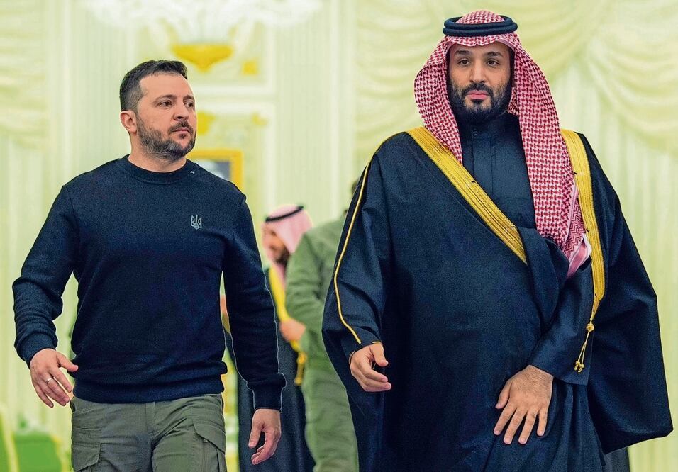 El presidente ucraniano, Volodimir Zelensky, con el príncipe heredero saudita Mohammed bin Salman. Foto: Bandar Aljaloud | AP