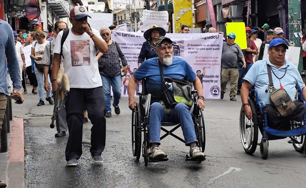 Manifestantes instalan plantón en Cuernavaca por tarifa del transporte; rechazan aumento a 13 pesos.
Foto: Especial.