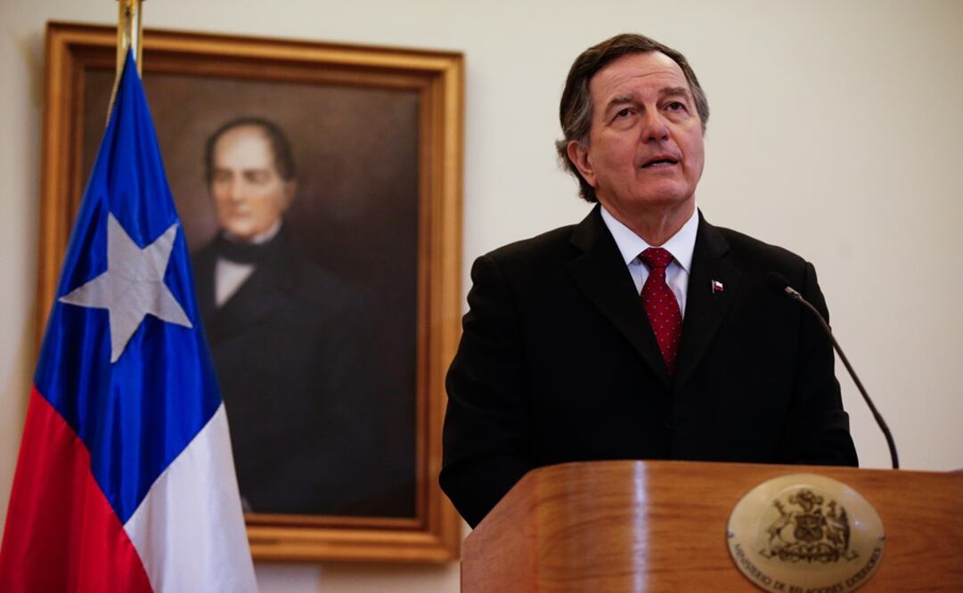 El ministro de Relaciones Exteriores de Chile, Roberto Ampuero, ofrece una declaración pública en Santiago (Foto: EFE)