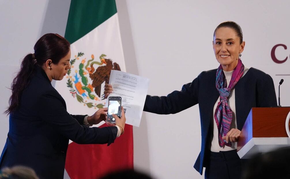 Claudia Sheinbaum Pardo demuestra que el código QR que contiene el amparo para eliminar la reforma judicial del DOF fue eliminado. Foto: Graciela López / Cuartoscuro