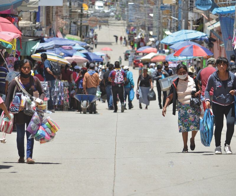 El aumento de contagios de coronavirus en la entidad se debe a la alta movilidad de personas en las ciudades, como Tlapa, reportaron autoridades. SALVADOR CISNEROS. EL UNIVERSAL