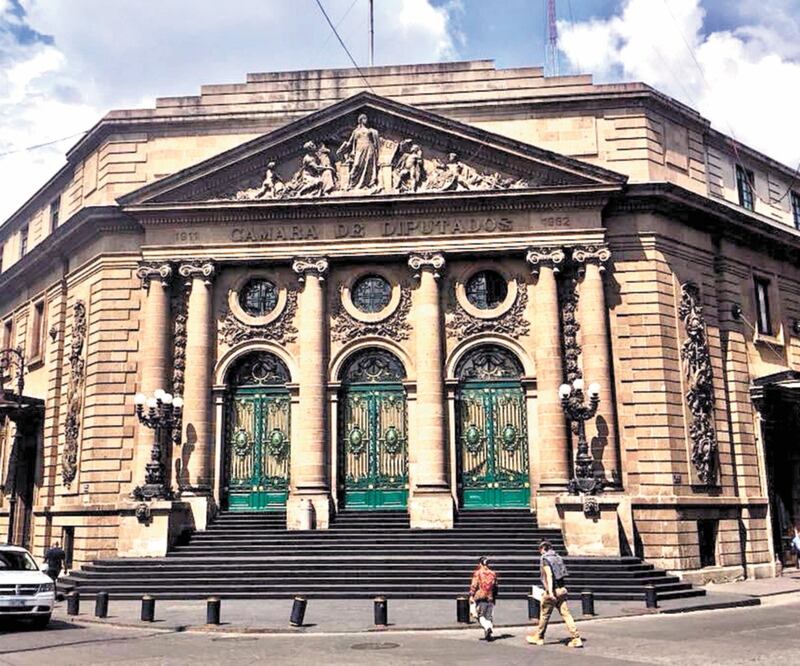 La Comisión de Administración y Procuración de Justicia, liderada por Eduardo Santillán, informó que suspendía el proceso del dictamen. Foto: ESPECIAL