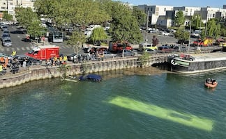Autobús cae al río Sena cerca de París; rescatan con vida a 4 personas