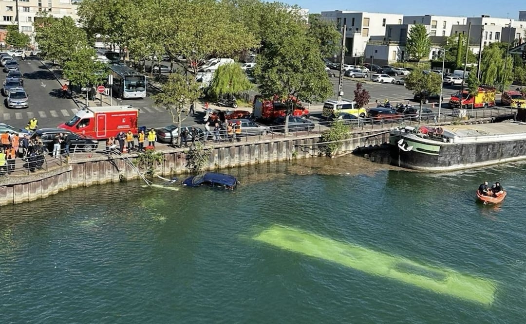 El espectacular accidente se produjo sobre las 9.30 hora local en Juvisy-sur-Orge, en el departamento del Essonne, a unos 25 kilómetros al sur de París, por causas que están siendo investigadas. Foto: AFP
