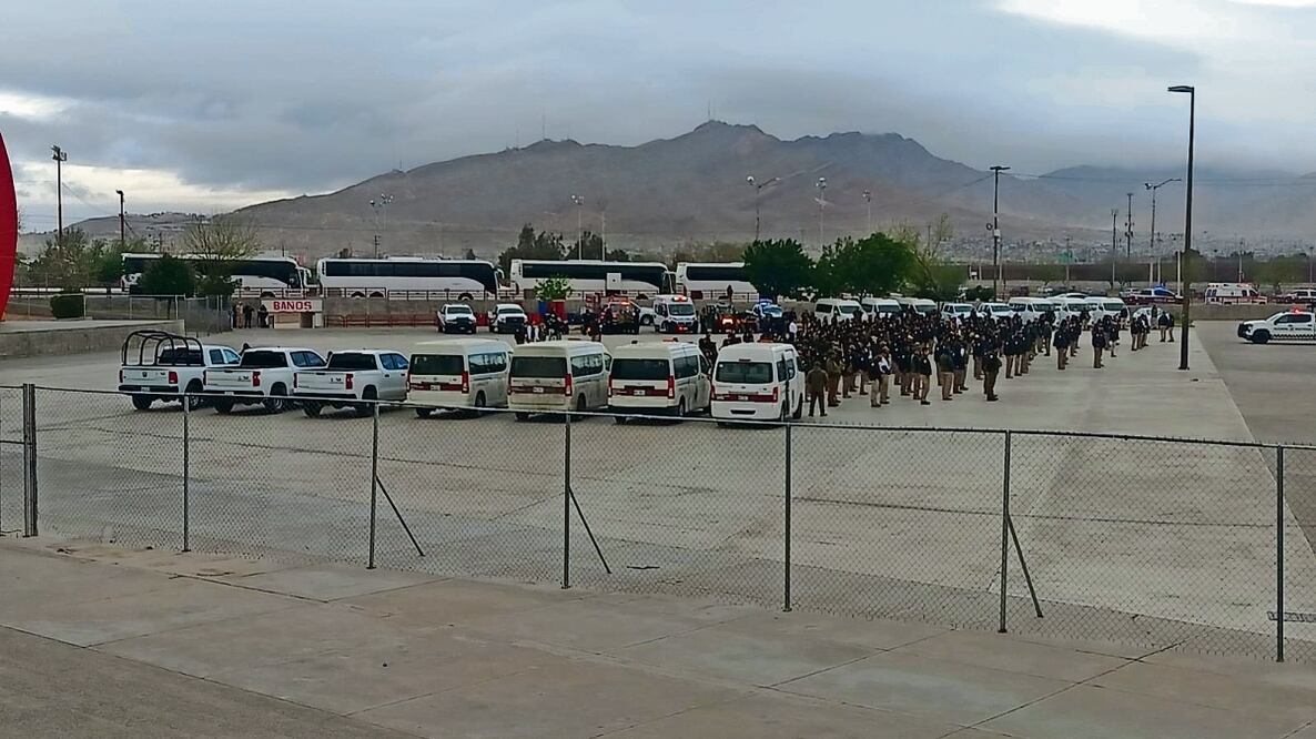 Elementos de seguridad fueron reunidos en la Plaza de la Mexicanidad. Foto: Especial
