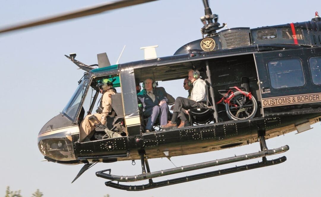 El secretario de Seguridad Nacional, John Kelly, y el gobernador de Texas, Greg Abbott, sobrevolaron ayer la frontera de Texas con México. (AP)