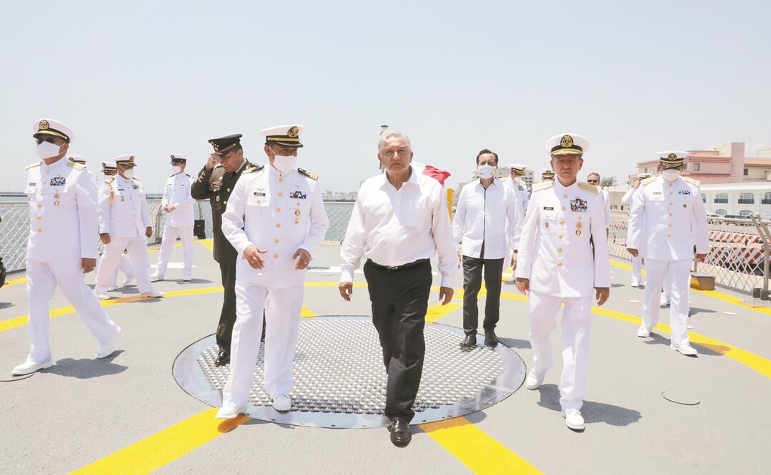 El traspaso del control de puertos y aduanas se dio en el marco del Día de la Marina en el puerto de Veracruz. Foto: PRESIDENCIA