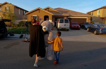 Ofrecen adoptar a los 13 hermanos Turpin torturados por sus padres en EU