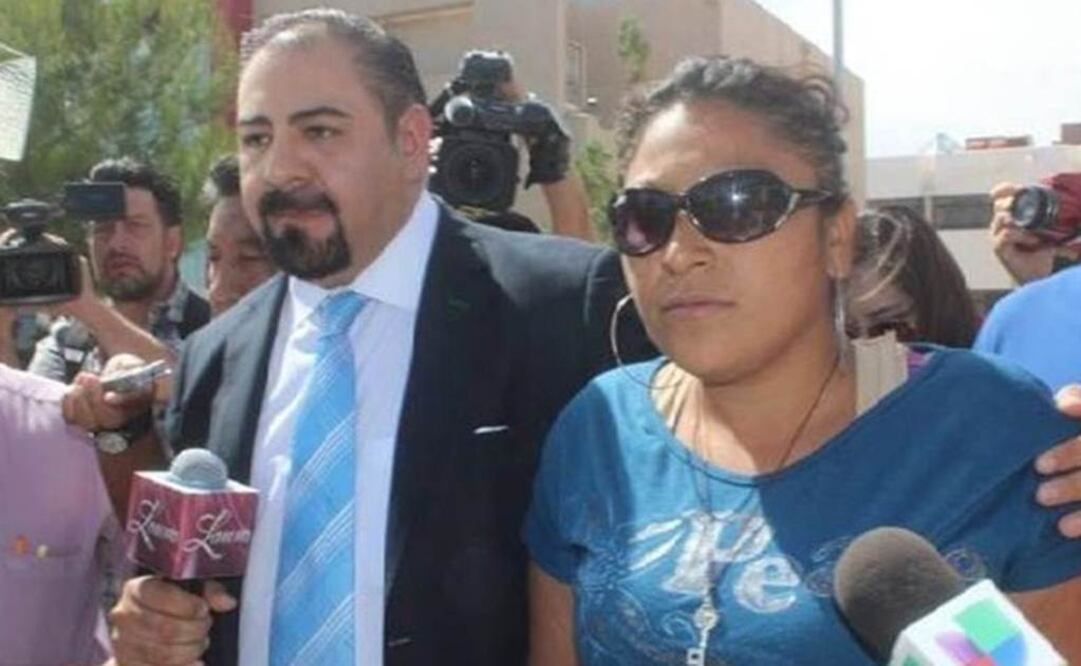 La señora Tania Mora, acompañada del abogado Juan Carlos Cárdenas enviado por el programa de Laura Bozzo, tras ser retirada por el juez de la audiencia (Foto: Luis Fierro / EL UNIVERSAL)