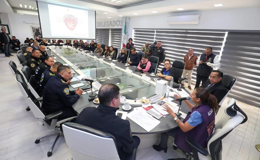 Evelyn Parra y Pablo Vázquez acuerdan implementar operativos conjuntos contra extorsión y robo de autopartes. 
Foto: Especial.