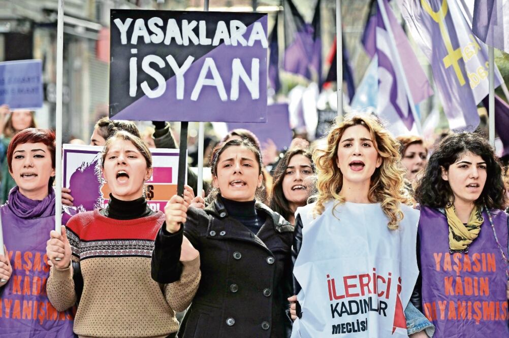 Turcas se manifestaron ayer en Estambul, por el Día Internacional de la Mujer, que se celebra mañana (DENIZ TOPRAK. EFE)