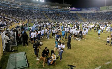 Sobreventa, inseguridad y frustración, causas de la tragedia en el Estadio Cuscatlán en El Salvador
