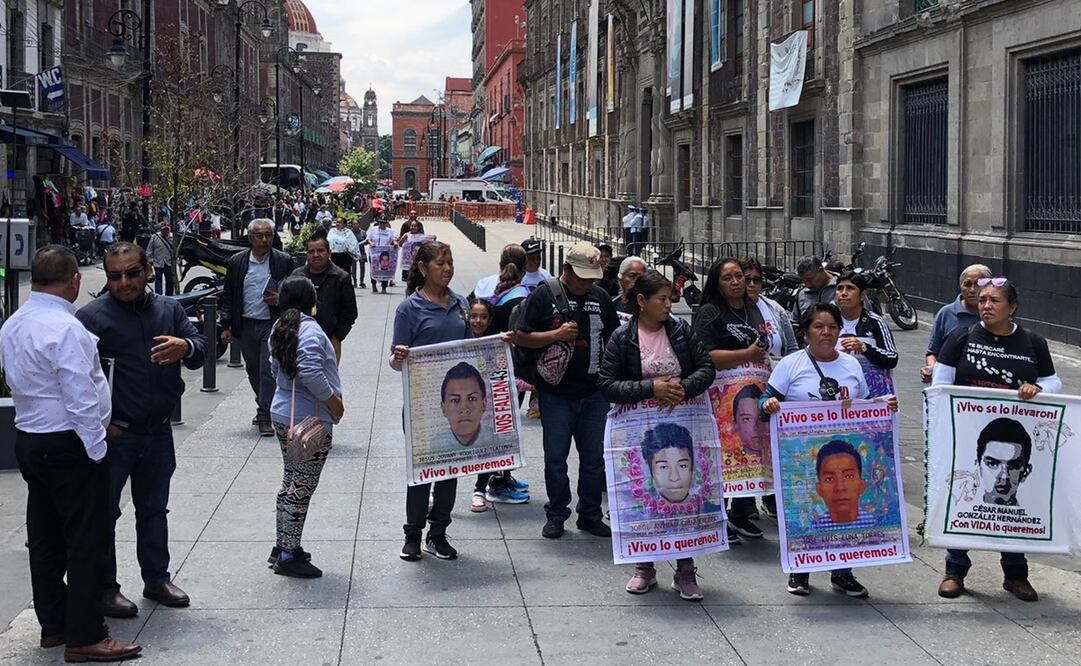 Familiares de los 43 normalistas de Ayotzinapa sostienen un encuentro con AMLO en Palacio Nacional. Foto: Pedro Villa y Caña / EL UNIVERSAL