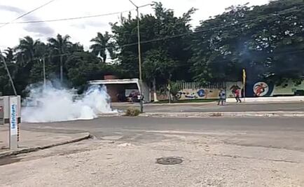Policías desalojan bloqueo de normalistas en Chiapas