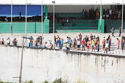 Se fugan 90 cubanos de estación migratoria 