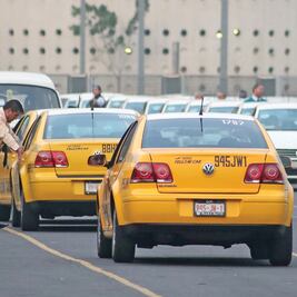 Cofece reabre investigación a empresas de taxis en AICM