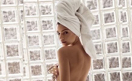 Emily Ratajkowski posa topless y muestra curvas en bikini