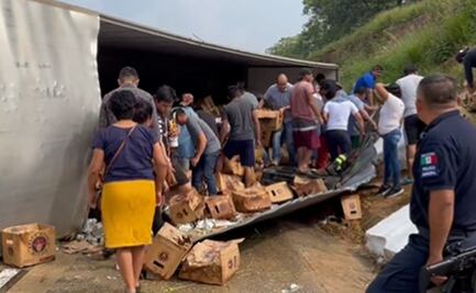 Vuelca tráiler cargado con cervezas y pobladores saquean la mercancía en Veracruz