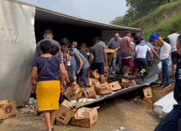 Vuelca tráiler cargado con cervezas y pobladores saquean la mercancía en Veracruz