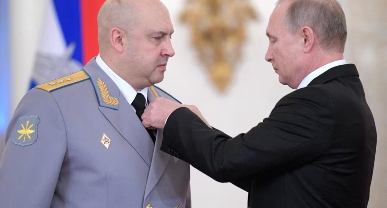 En esta imagen del 28 de diciembre de 2017, el presidente de Rusia, Vladimir Putin, entrega una condecoración al coronel general Serguéi Surovikin, entonces comandante de las tropas rusas en Siria. Foto: AFP