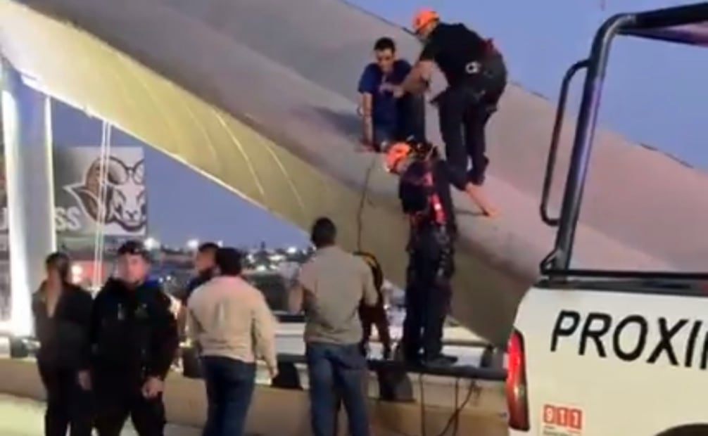 Salvan a hombre que quería lanzarse a más de 17 metros en el Puente La Paz, Tamaulipas. Fotos Especiales