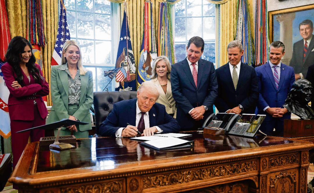 El presidente Donald Trump, al firmar el memorándum con el que ordena enviar a elementos de la Guardia Nacional a Memphis, Tennessee, para combatir el crimen. Foto: AFP