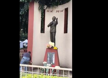 Vecinos de Clavería llevan flores a estatua de José José en el Parque de la China