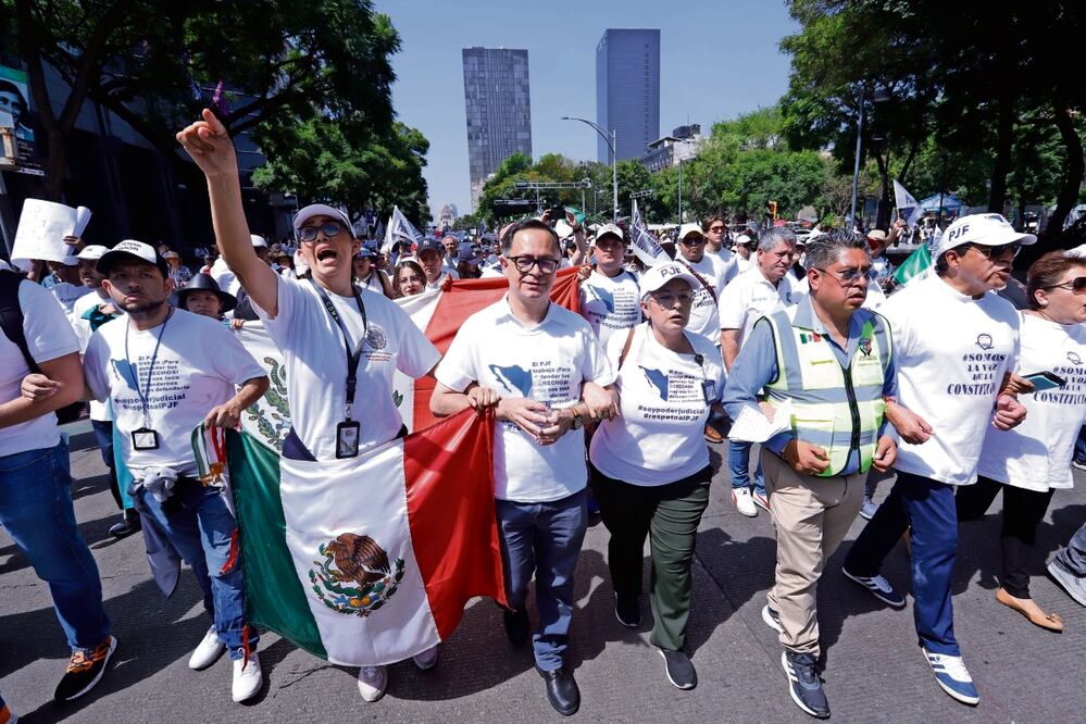 En unidad, trabajadores del PJF se dieron cita en el Monumento a la Revolución para marchar al Zócalo exigiendo que se respeten sus derechos laborales y las prestaciones con las que cuentan en favor de sus familias. Foto: Berenice Fregoso | El Universal