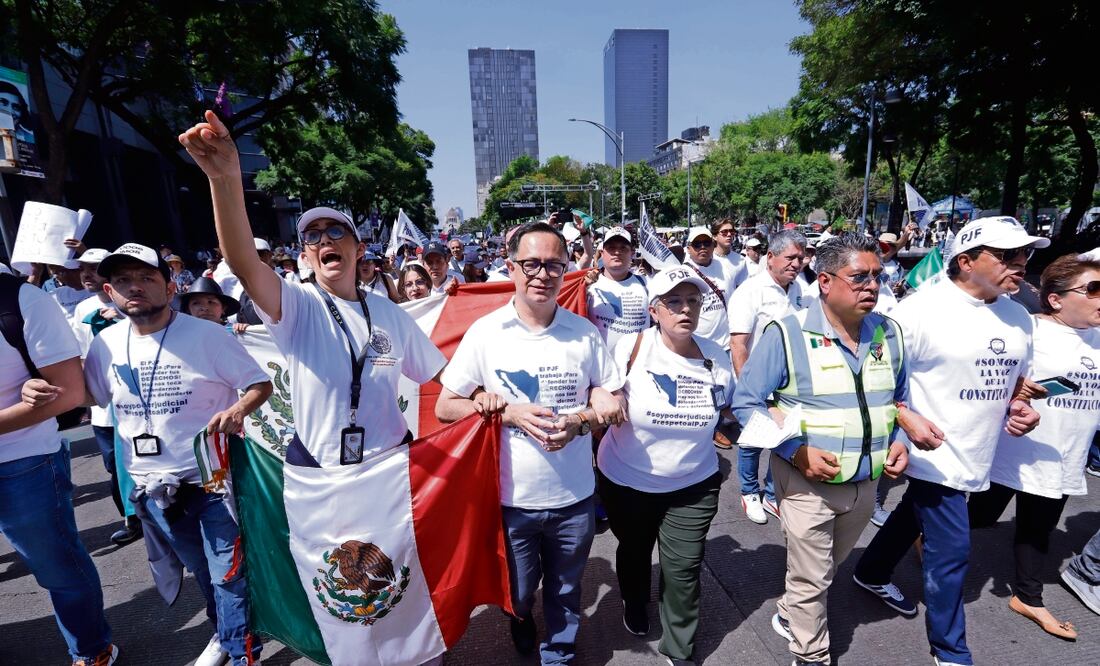 En unidad, trabajadores del PJF se dieron cita en el Monumento a la Revolución para marchar al Zócalo exigiendo que se respeten sus derechos laborales y las prestaciones con las que cuentan en favor de sus familias. Foto: Berenice Fregoso | El Universal