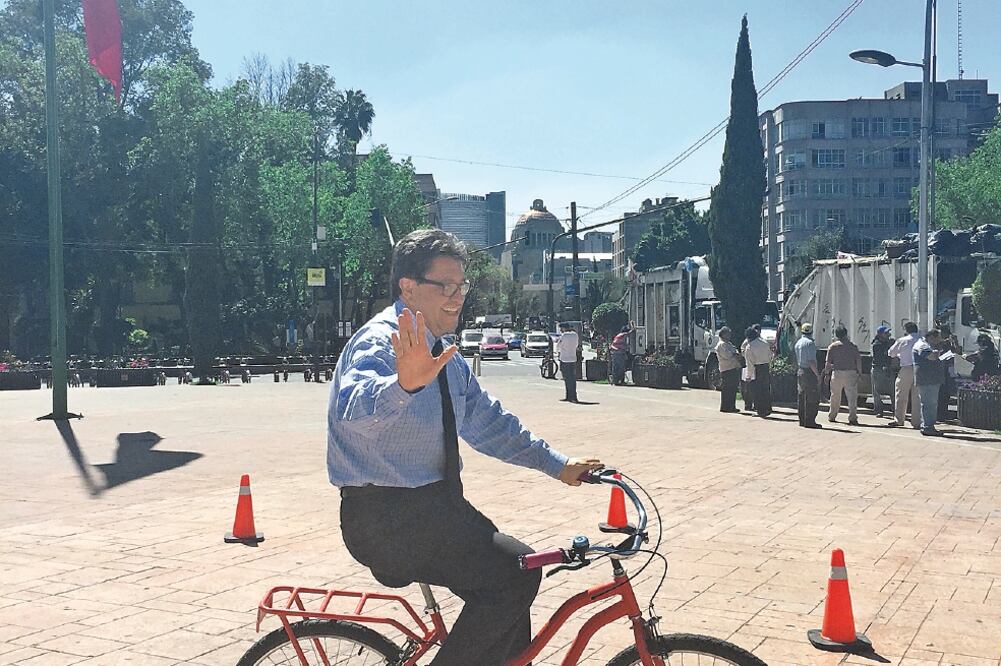 Bajo un sol a pleno, el delegado Monreal se subió a una bicicleta y rodó por la explanada delegacional (JOHANA ROBLES. EL UNIVERSAL)