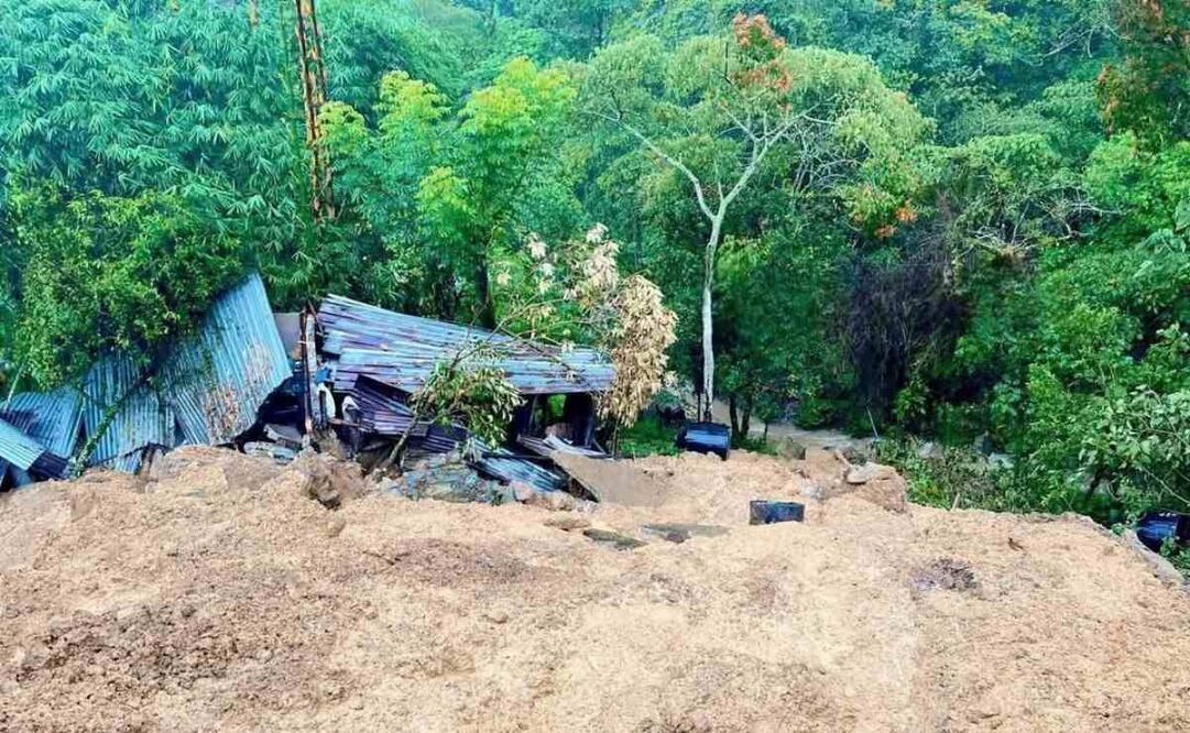 Derrumbe de tierra afecta una escuela primaria y una vivienda en Pisaflores, Hidalgo (16/09/2025). Foto: Especial