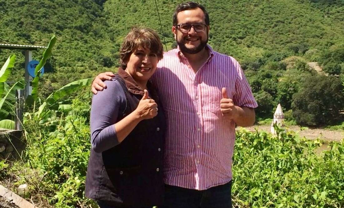 José Ramón López Beltrán, hijo mayor de AMLO, felicita a Delfina Gómez por ir a la cabeza en conteo rápido. Foto: Especial