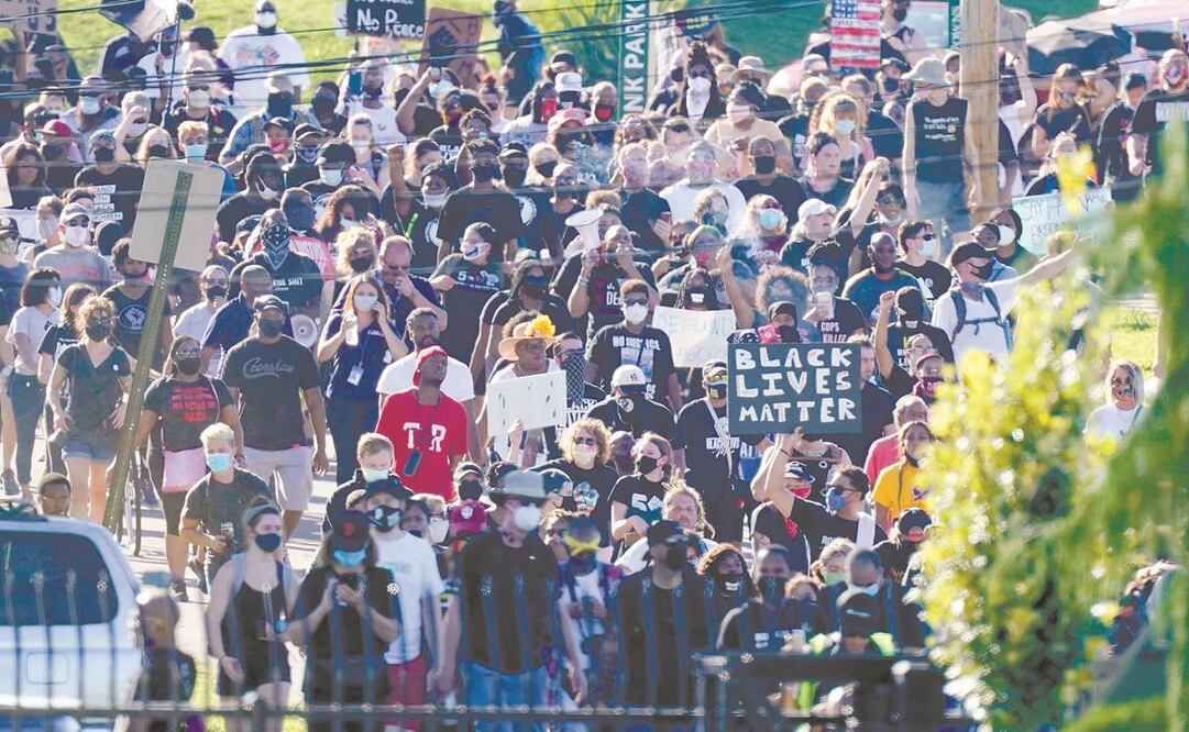 Manifestantes contra el racismo marcharon ayer al hipódromo de Churchill Downs cuando comenzaba el Derby de Kentucky. Más temprano, se enfrentaron brevemente contra los contramanifestantes de los grupos de milicias que apoyan a los policías. Foto: AP