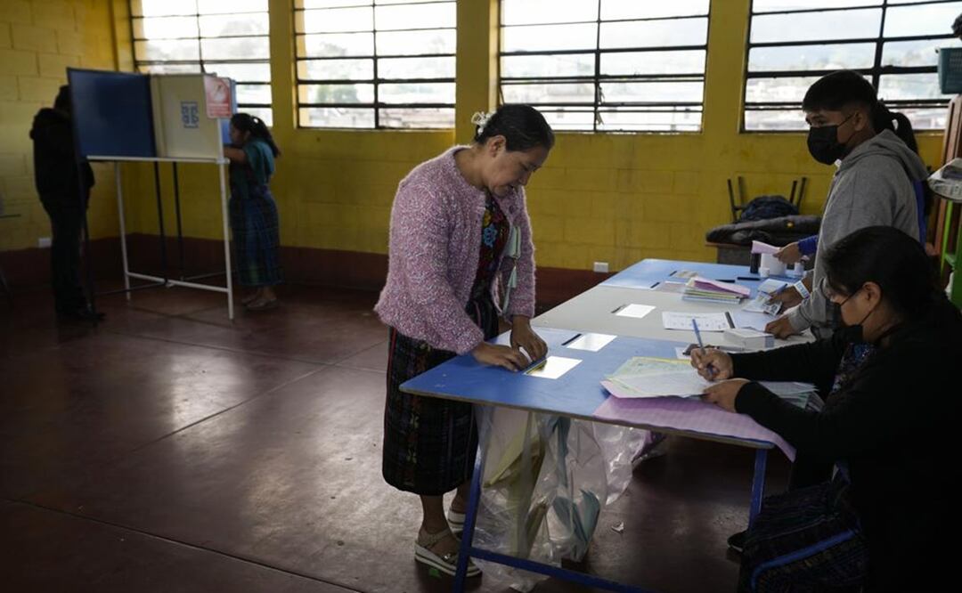 Votantes hacen fila en un colegio electoral durante las elecciones generales en Sumpango, Guatemala, el domingo 25 de marzo de 2023. Foto: AP